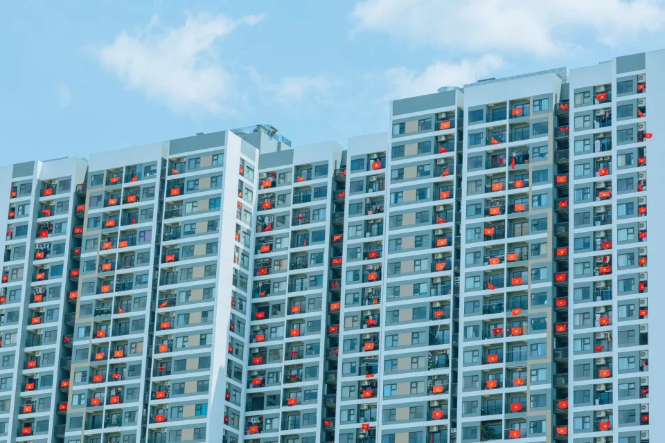 Sổ đỏ trên bàn tiếp khách